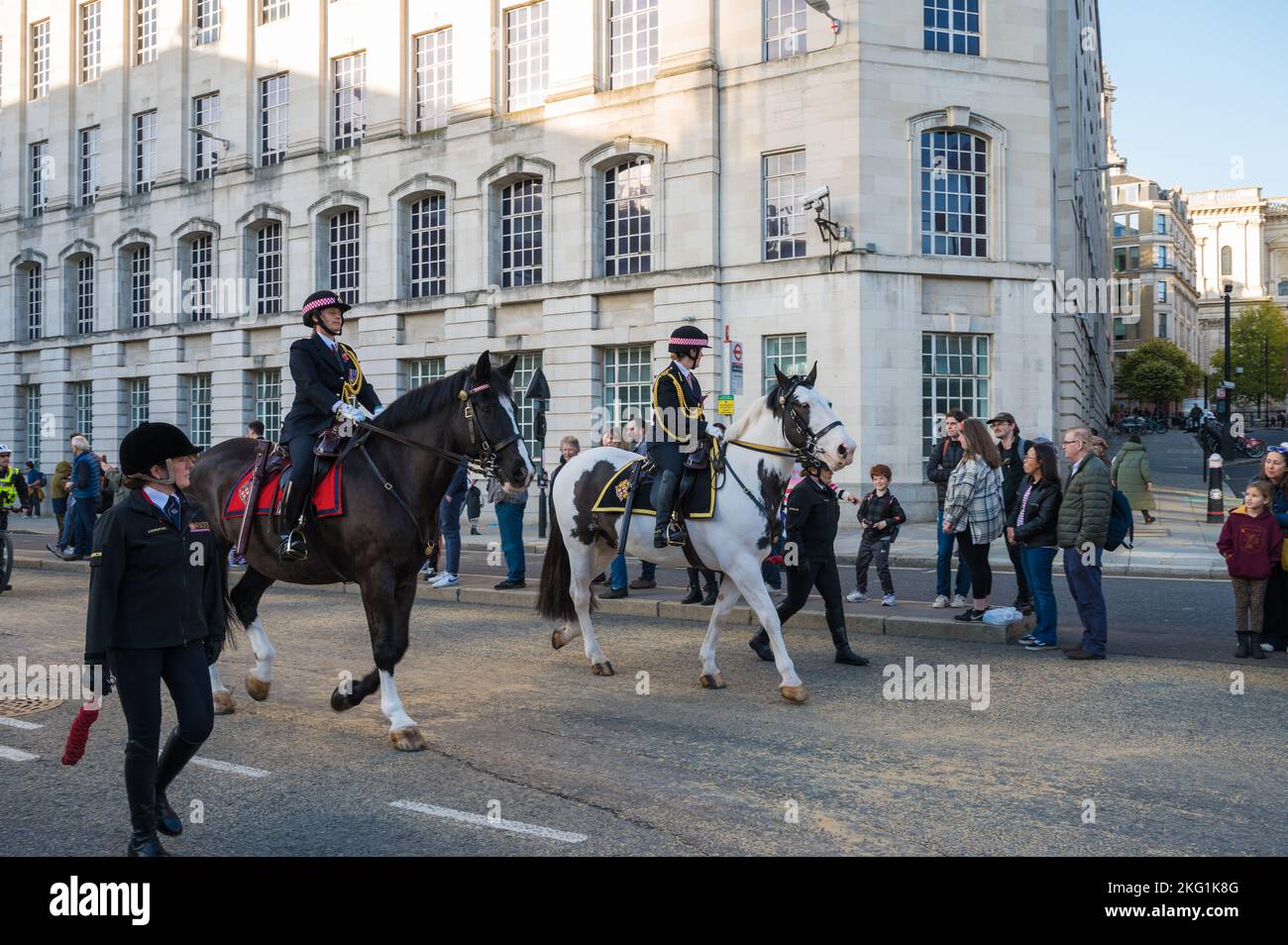 Due poliziotti della Città di Londra montati prendono parte alla processione per il Lord Mayors Show 2022. Queen Victoria Street, City of London, England, UK Foto Stock