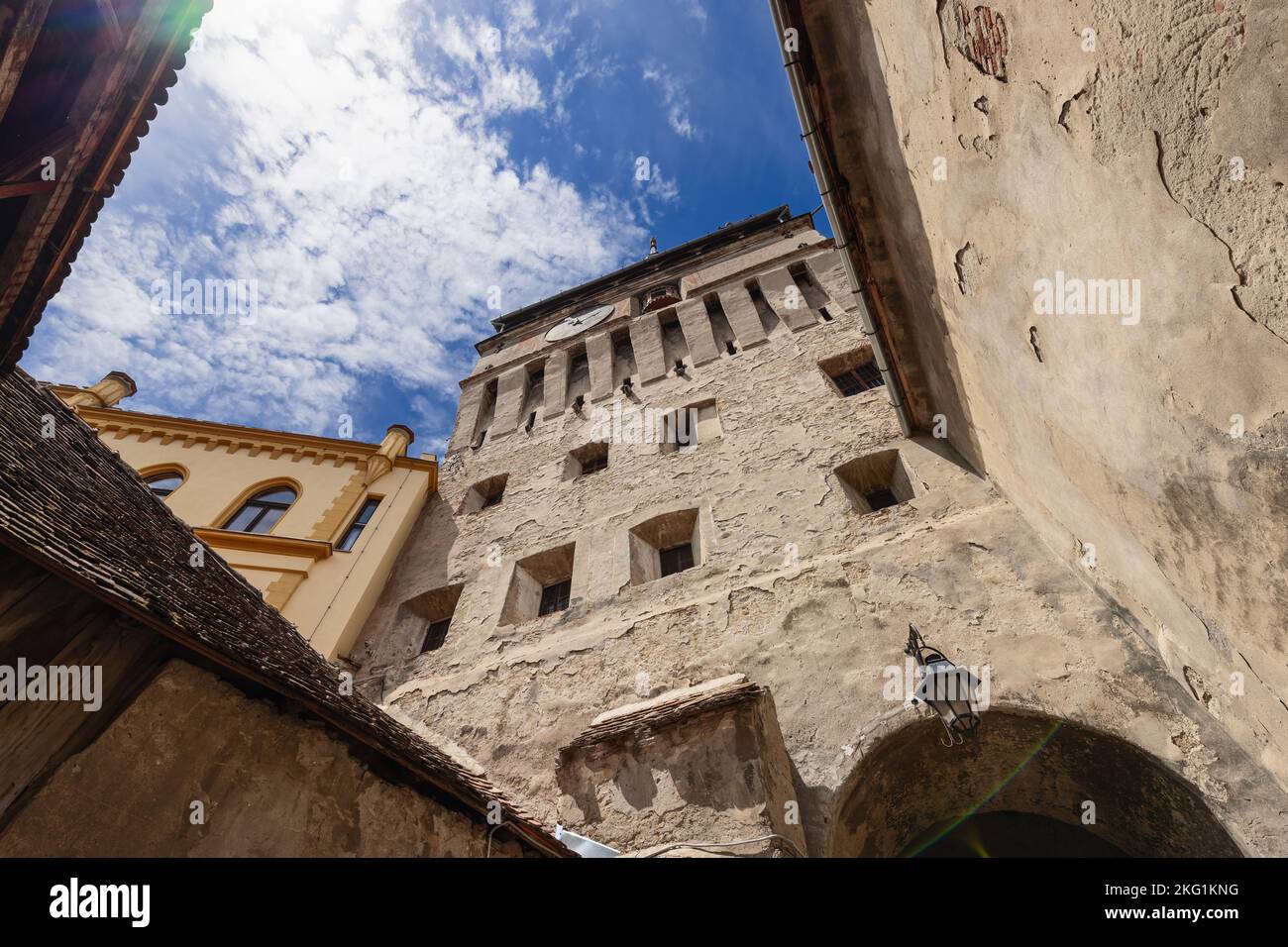 La Torre è a prisma rettangolare con pareti massicce a quattro piani e galleria di osservazione. Sighisoara, Romania Foto Stock