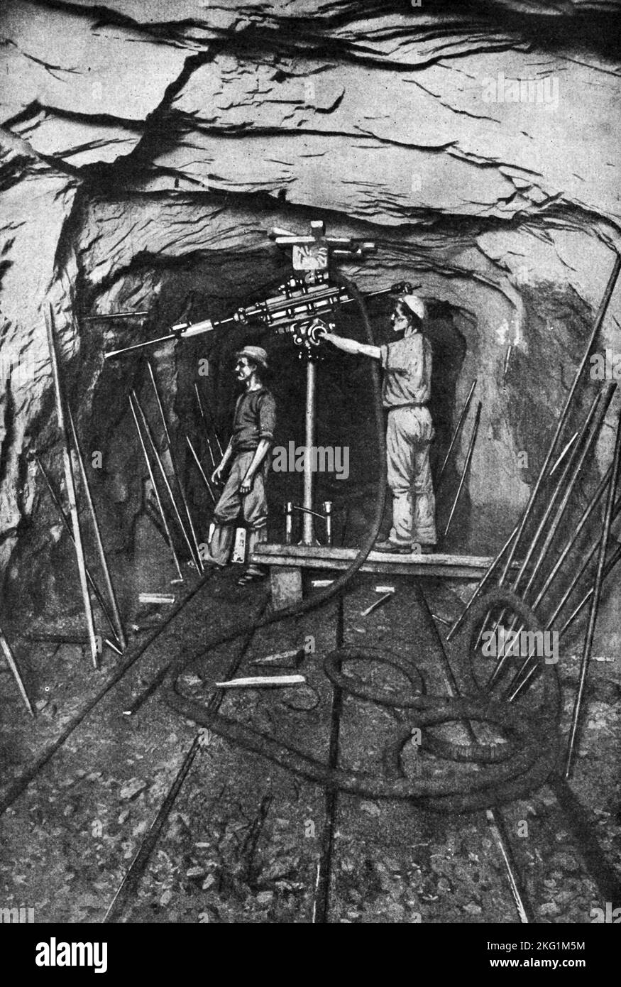 Foto d'epoca del 1900 che mostra i minatori d'oro che utilizzano un trapano pneumatico ad aria compressa per estrarre quarzo dorato in una barriera corallina incassata all'interno di un tunnel minerario nell'Australia occidentale Foto Stock