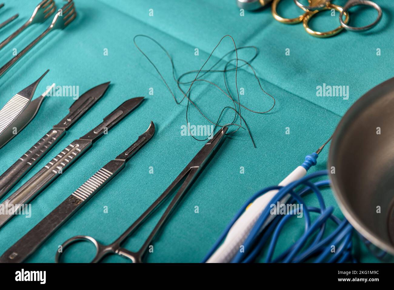 Apparecchiature chirurgiche e dispositivi medici in sala operatoria. Forbici sterili e altri strumenti medici. Foto Stock
