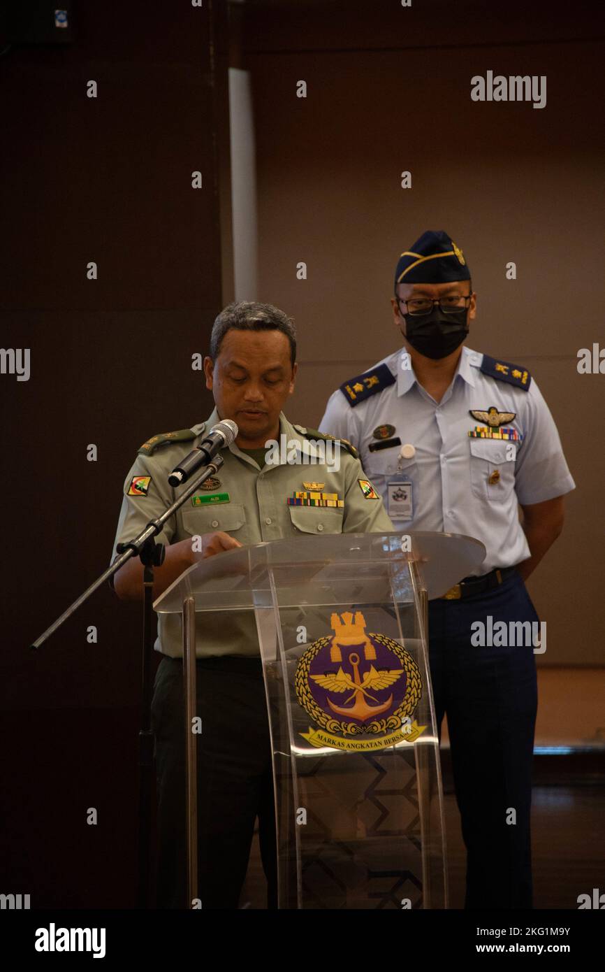 Aldi bin Haji Hassan, vice comandante della forza congiunta, interviene durante la cerimonia di apertura per la preparazione e l'addestramento alla cooperazione (KARAT) Brunei 2022 al Ministero della Difesa, Brunei, 24 ottobre 2022. KARAT Brunei 2022 sottolinea il 28th° anniversario di KARAT tra alleati e partner come un modo per dimostrare l'impegno a lungo termine per rafforzare le relazioni in tutto il Sud e Sud-Est asiatico e per evidenziare l'impegno della Marina degli Stati Uniti a partner chiave dell'Associazione delle nazioni del Sud-Est asiatico (ASEAN) per rafforzare la centralità ASEAN. Foto Stock