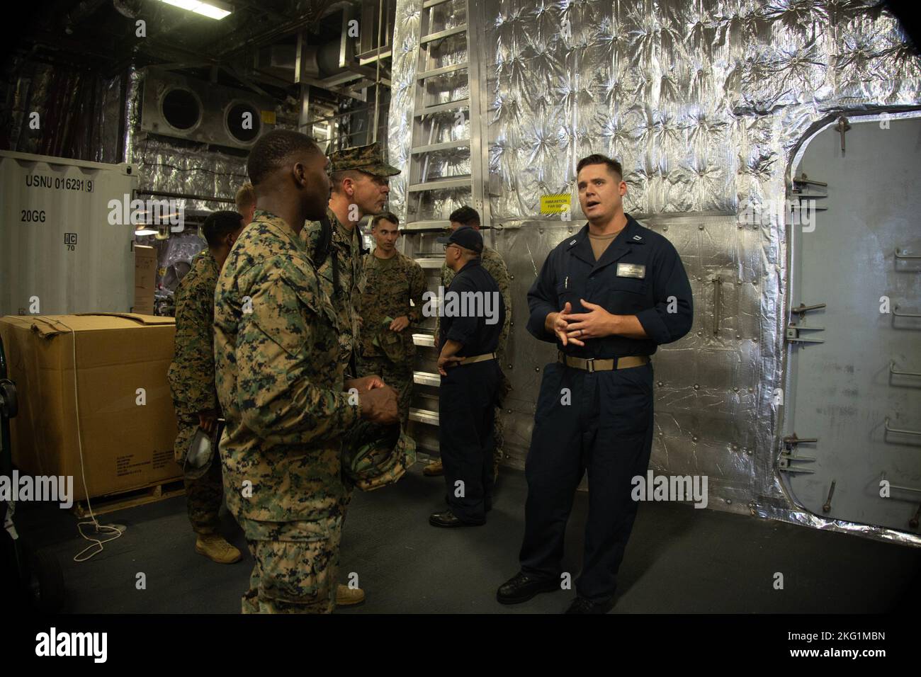 I Marines degli Stati Uniti con l'elemento di comando 11th Marine Expeditionary Unit, i Marine Expeditionary Force, ricevono un tour della USS Charleston (LCS 18) durante la Cooperation afloat Readiness and Training (KARAT) Brunei 2022, al porto di Maura, Brunei, 24 ottobre 2022. KARAT Brunei 2022 sottolinea il 28th° anniversario di KARAT tra alleati e partner come un modo per dimostrare l'impegno a lungo termine per rafforzare le relazioni in tutto il Sud e Sud-Est asiatico e per evidenziare l'impegno della Marina degli Stati Uniti a partner chiave dell'Associazione delle nazioni del Sud-Est asiatico (ASEAN) per rafforzare la centralità ASEAN. Foto Stock