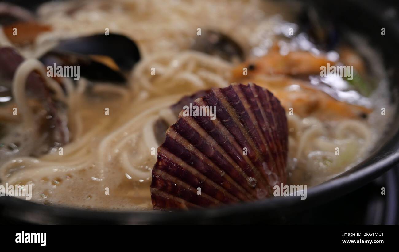 Stufato di pesce composto da crostacei e gamberi in padella o pentola di metallo Foto Stock