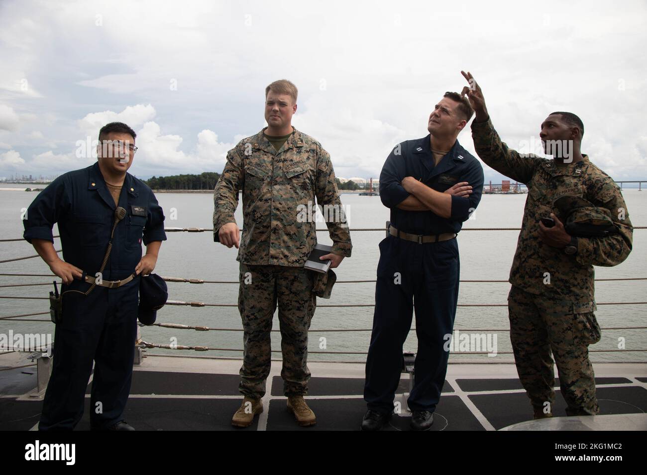 I Marines degli Stati Uniti con l'elemento di comando 11th Marine Expeditionary Unit, i Marine Expeditionary Force, ricevono un tour della USS Charleston (LCS 18) durante la Cooperation afloat Readiness and Training (KARAT) Brunei 2022, al porto di Maura, Brunei, 24 ottobre 2022. KARAT Brunei 2022 sottolinea il 28th° anniversario di KARAT tra alleati e partner come un modo per dimostrare l'impegno a lungo termine per rafforzare le relazioni in tutto il Sud e Sud-Est asiatico e per evidenziare l'impegno della Marina degli Stati Uniti a partner chiave dell'Associazione delle nazioni del Sud-Est asiatico (ASEAN) per rafforzare la centralità ASEAN. Foto Stock