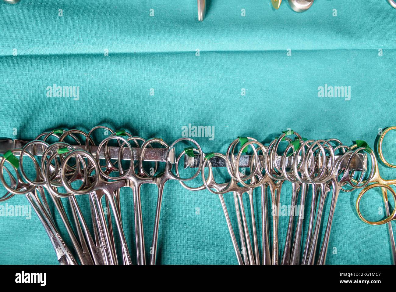 Apparecchiature chirurgiche e dispositivi medici in sala operatoria. Forbici sterili e altri strumenti medici. Foto Stock