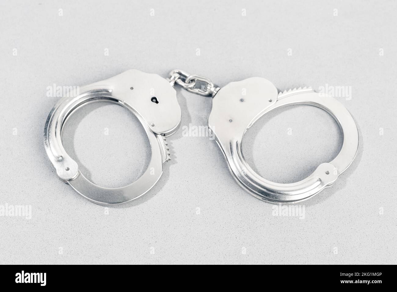 Manette isolato su sfondo grigio Foto Stock