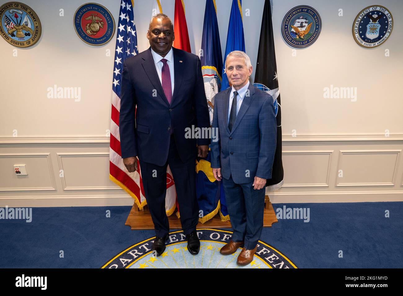 Il Segretario della Difesa Lloyd J. Austin III tiene una chiamata d'ufficio con il Direttore del National Institute of Allergy and Infectious Diseases (NIAID) e Chief Medical Advisor del Presidente Dr. Anthony Fauci al Pentagono, Washington, D.C., 24 ottobre 2022. Foto Stock