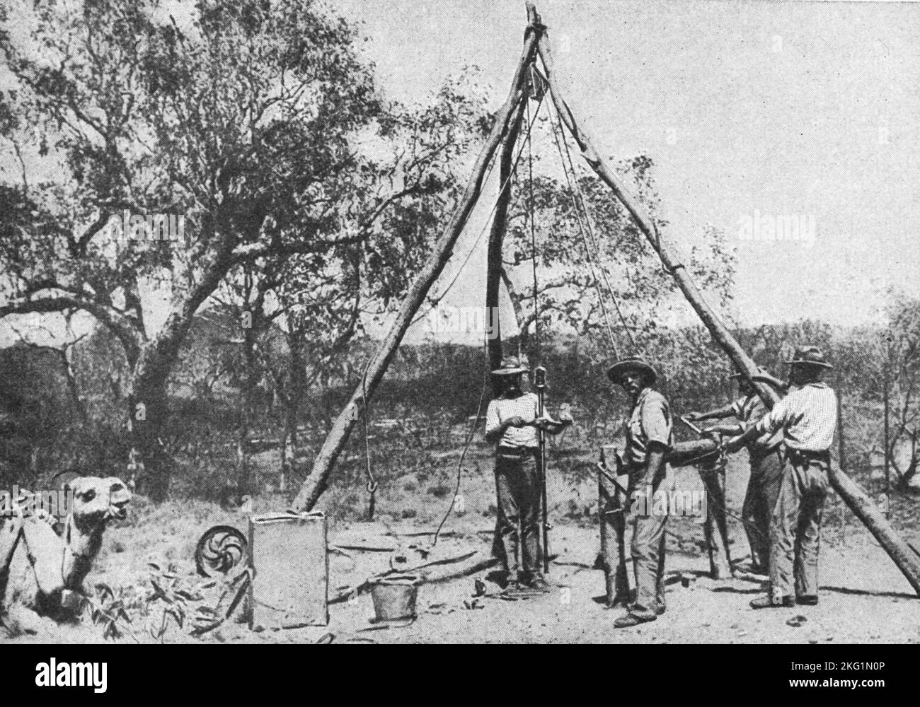 Foto d'epoca del 1900 che mostra i cercatori d'oro utilizzando un'asta primitiva e un'asta di perforazione per individuare la roccia che porta oro nell'Australia nord occidentale Foto Stock