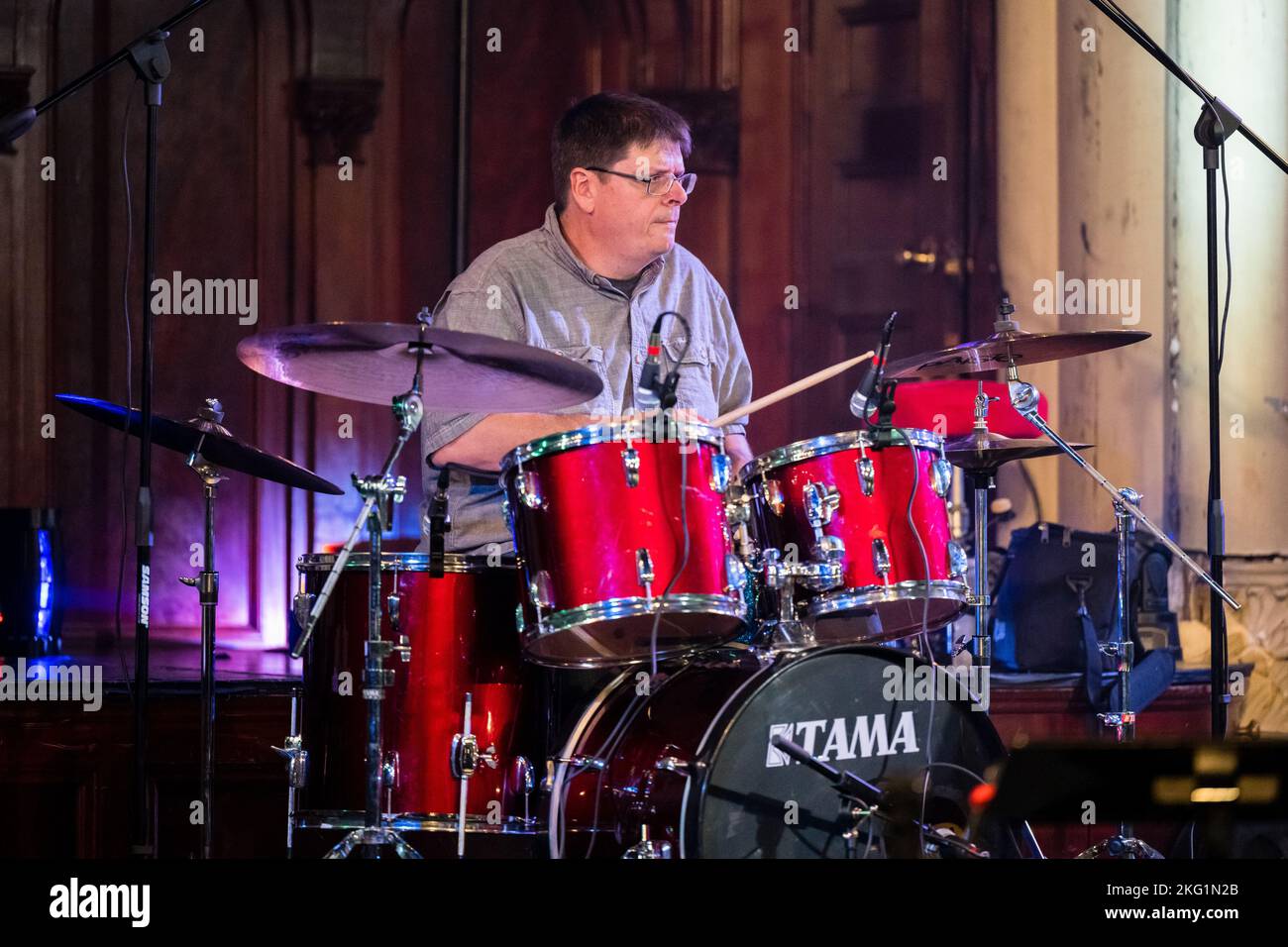 Un giovane suonatore di batteria maschile che si esibisce al West Park  International Music Festival nella West Park Church Foto stock - Alamy