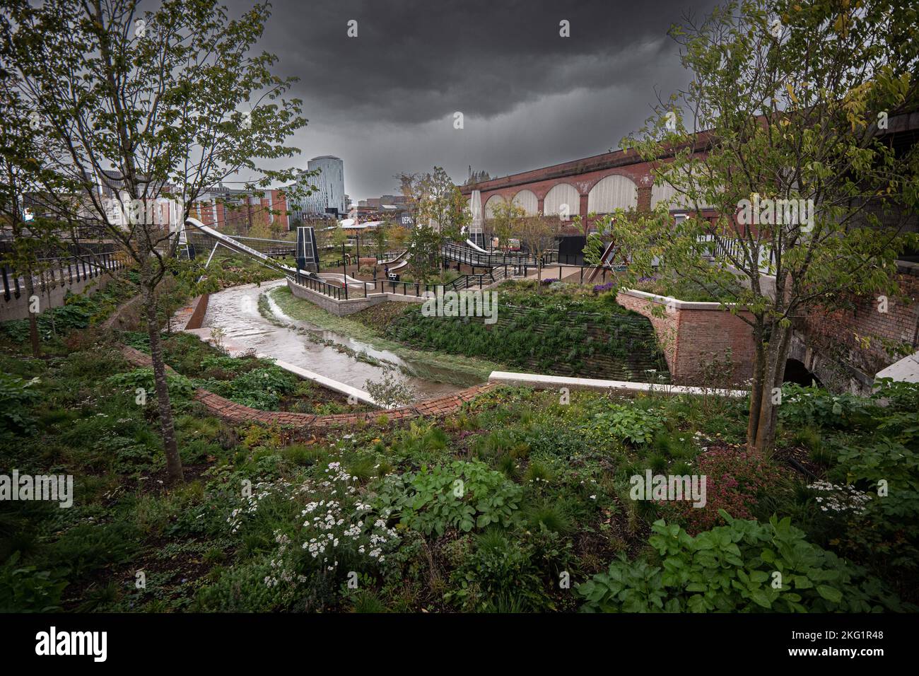 Mayfield Park, il primo parco del centro di Manchester, aperto a settembre 22nd 2022 come parte del Getting Building Fund. Il parco ospita ora 140 nuovi alberi e fauna selvatica, tra cui Bumblebees, Finches, Moorhen, trota bruna e Mallard Ducks. Il parco aumenta la biodiversità, include un aumento del sequestro di carbonio, una maggiore resistenza alle tempeste e alle alluvioni, una migliore salute e felicità delle persone che utilizzano il parco, un aumento dell'impollinazione e una maggiore resistenza al cambiamento climatico attraverso la diversità delle piantine. Immagine garyroberts/worldwidefeatures.com Foto Stock