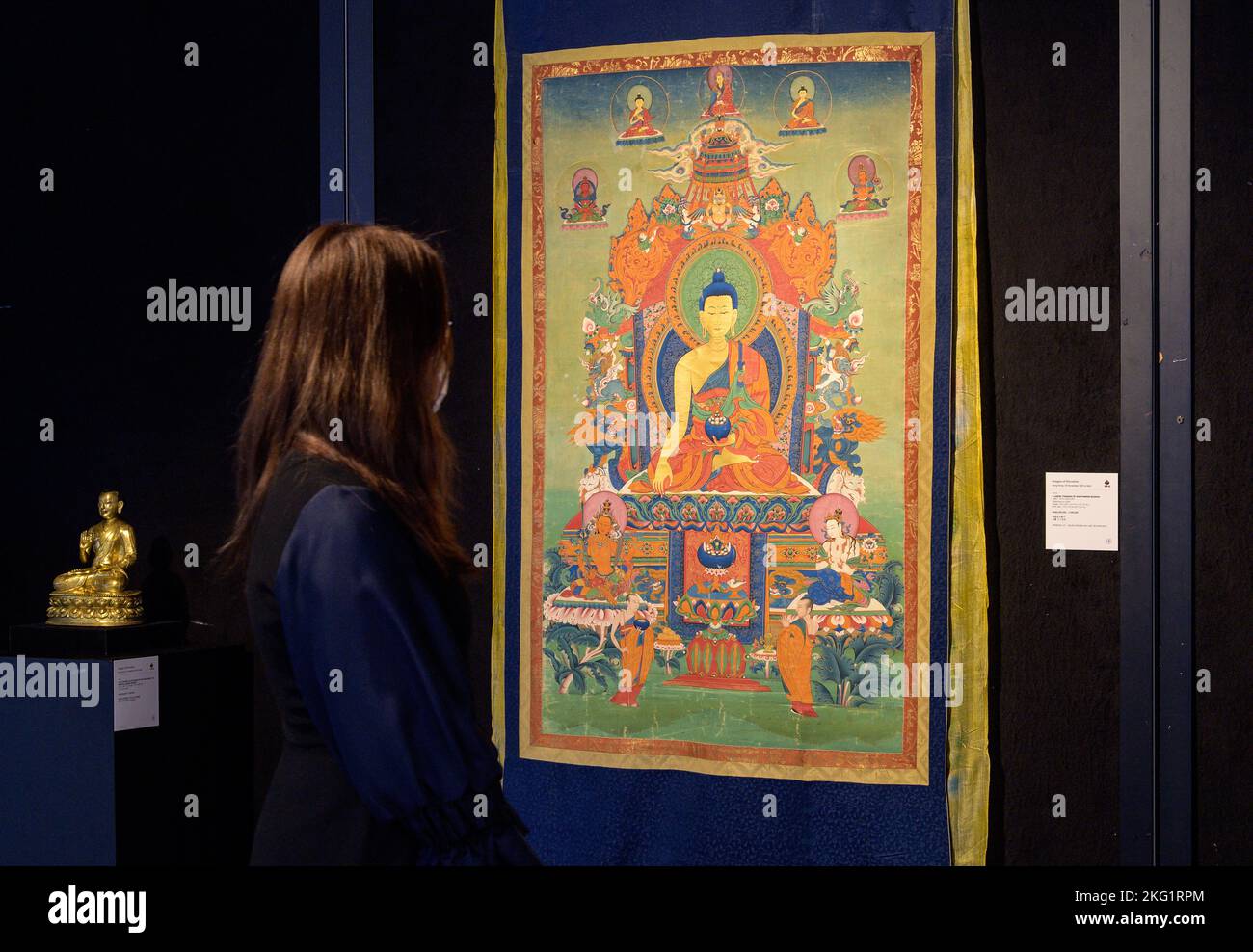 21 novembre 2022, Hong Kong, Hong Kong SAR, Cina: Hong Kong, Cina: 21 Nov, 2022. Bonhams Chinese Ceramics and Works of Art Sales. Una grande thangka di Buddha Shakyamuni. (Credit Image: © Jayne Russell/ZUMA Press Wire) Foto Stock