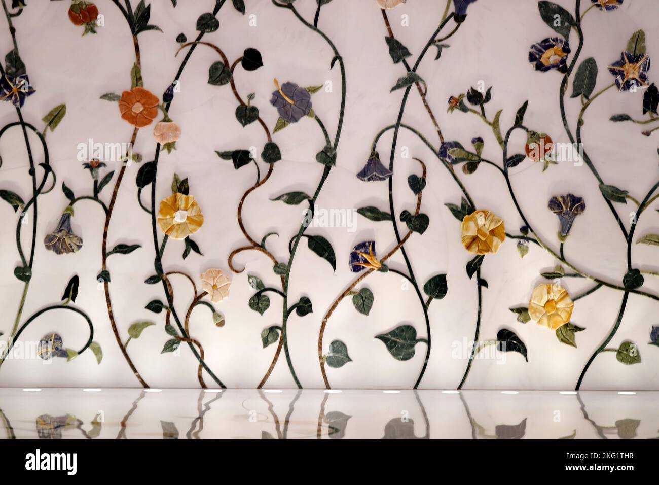 Grande Moschea Sheikh Zayed. Fiori modello. Migliaia di pietre rare e semi-preziose, arrugginite in marmo, sono state utilizzate per decorare la struttura. Abu Foto Stock