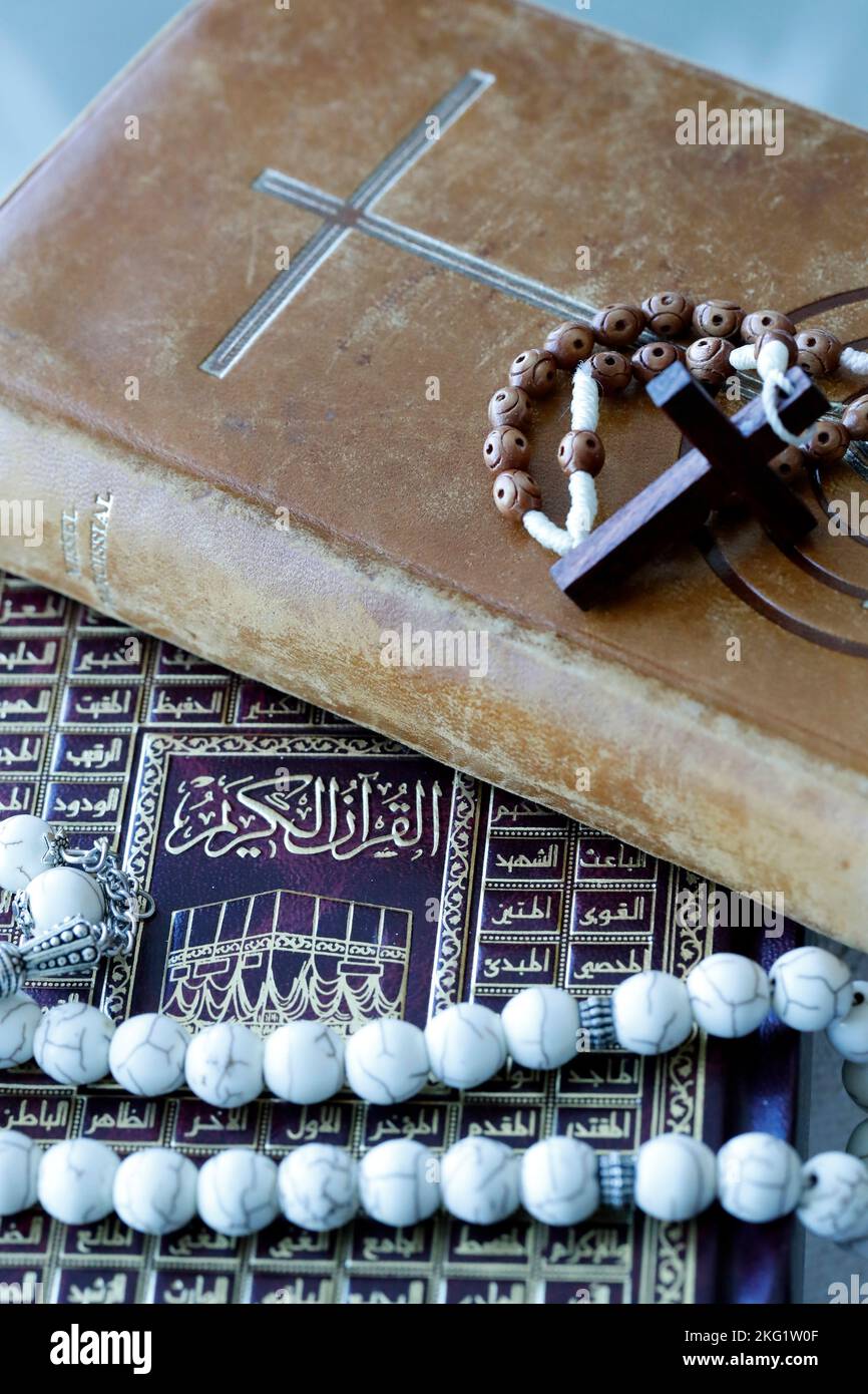 Simboli religiosi : Beads di preghiera musulmana e Corano, Rosario Cristano e Bibbia. Concetto di dialogo interreligioso o interreligioso. Foto Stock