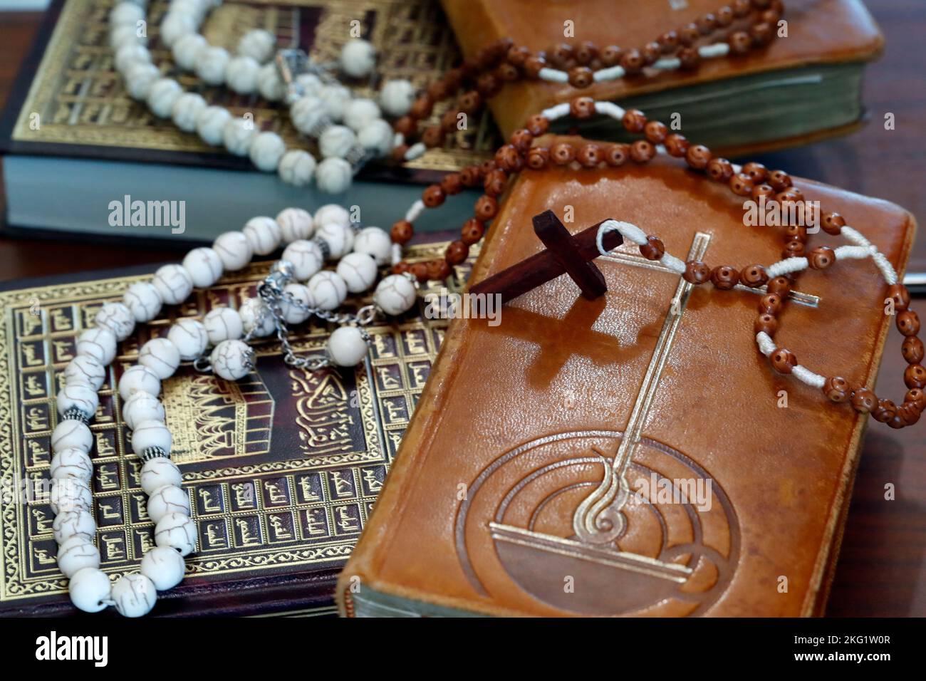 Simboli religiosi : Beads di preghiera musulmana e Corano, Rosario Cristano e Bibbia. Concetto di dialogo interreligioso o interreligioso. Foto Stock