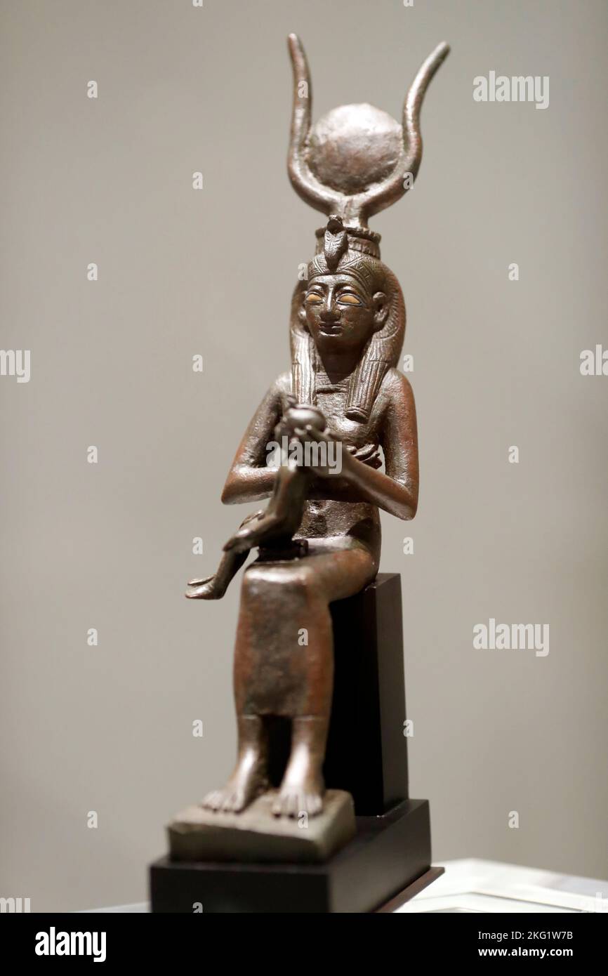 Museo dell'arte e della civiltà di Abu Dhabi. Isis allattando suo figlio Horus. Egitto 800 - 400 BCE. Emirati Arabi Uniti. Foto Stock
