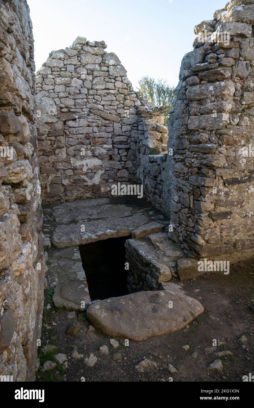 Capel Lligwy, un edificio in rovina del 12th ° secolo vicino a Moelfre sulla costa di Anglesey, Galles del Nord. Foto Stock