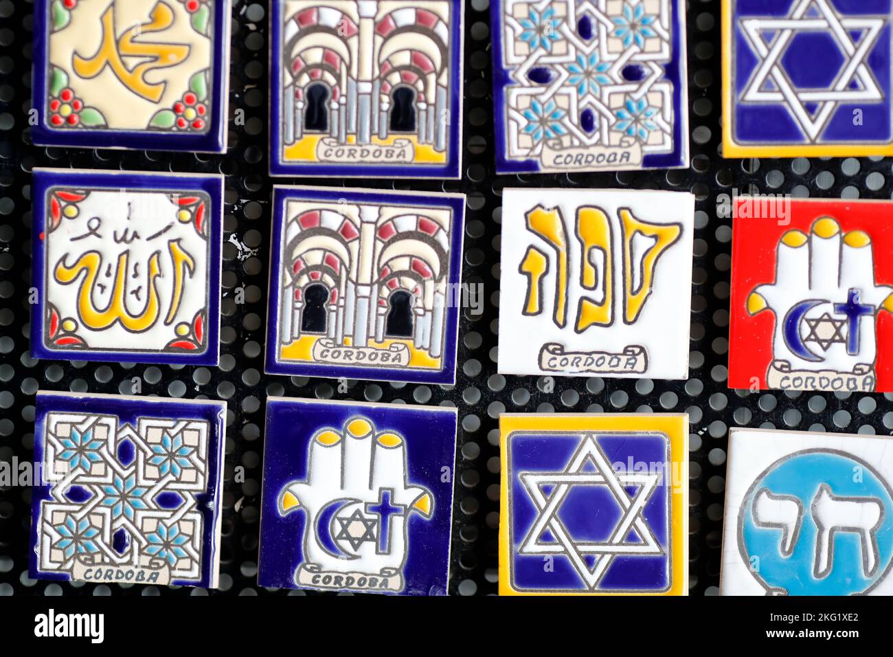 Magneti religiosi in vendita. Islam, simboli ebrei e cristiani. Concetto interreligioso. Cordova. Spagna. Foto Stock