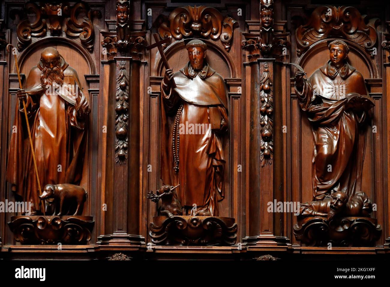 Cattedrale di Malaga. Interno della cattedrale. Le bancarelle con i santi cristiani. Spagna. Foto Stock