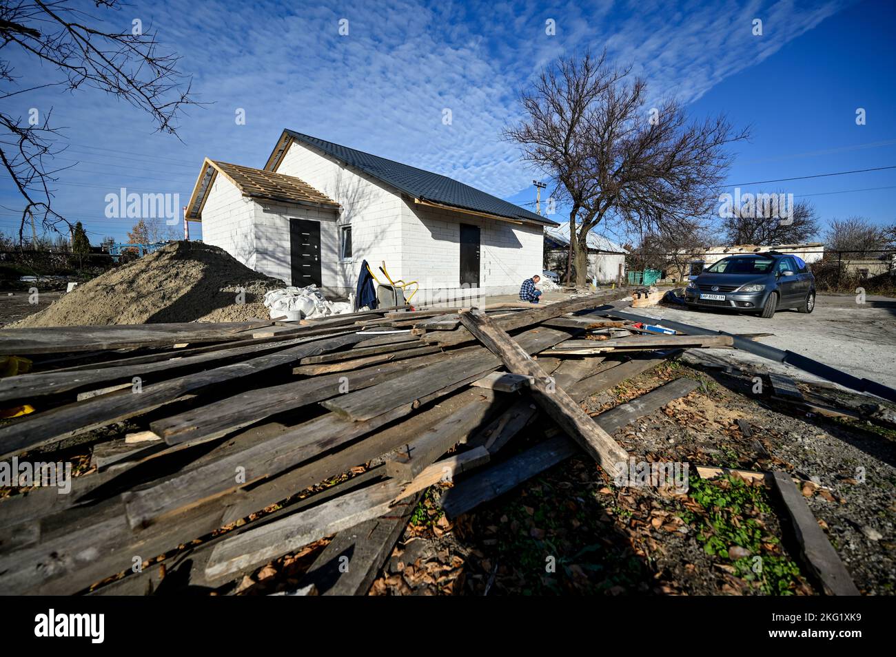 ZAPORIZHZHZHIA, UCRAINA - 15 NOVEMBRE 2022 - volontari del quartier generale volontario di Palianytsia costruire una casa per due famiglie che hanno perso il loro alloggio Foto Stock