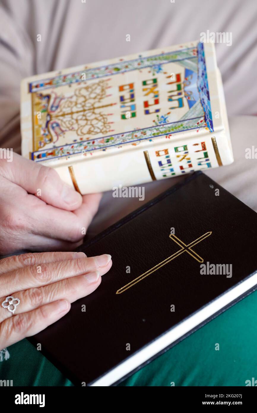 L'uomo ebreo e la donna cristiana leggono una Torah e una Sacra Bibbia. Coppie con religioni diverse. Concetto misto di coppia di fede. Foto Stock