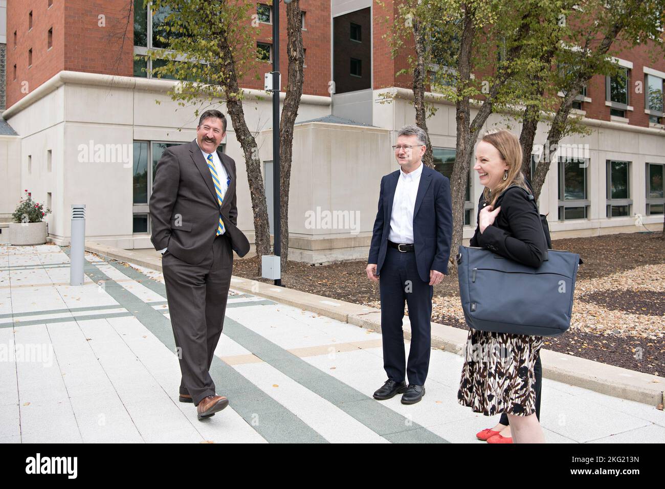Visita del Dipartimento degli Affari Esteri e del Commercio (delegazione australiana) con CT e OI. Kyle Lampela, Direttore, operazioni e integrazione, Agenzia per la riduzione delle minacce alla difesa Agenzia per la riduzione delle minacce alla difesa, Fort Belvoir, Virginia, 10–24-2022. Alcune parti di questa immagine sono state mascherate per motivi di sicurezza. Foto Stock