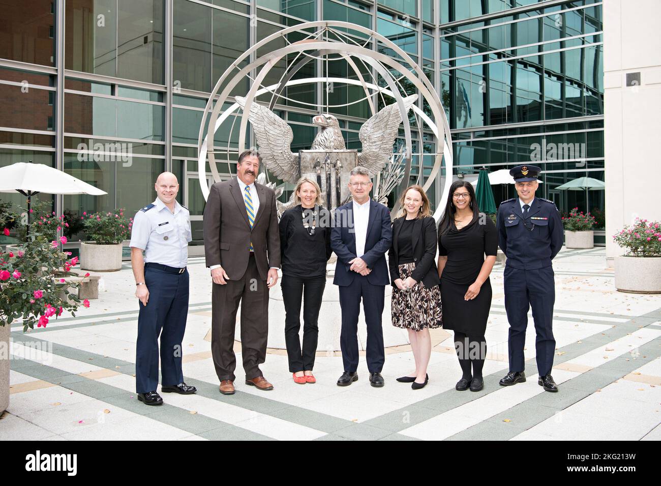 Visita del Dipartimento degli Affari Esteri e del Commercio (delegazione australiana) con CT e OI. Kyle Lampela, Direttore, operazioni e integrazione, Agenzia per la riduzione delle minacce alla difesa Agenzia per la riduzione delle minacce alla difesa, Fort Belvoir, Virginia, 10–24-2022. Alcune parti di questa immagine sono state mascherate per motivi di sicurezza. Foto Stock