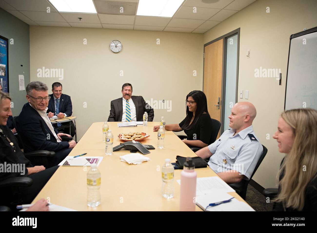 Visita del Dipartimento degli Affari Esteri e del Commercio (delegazione australiana) con CT e OI. Kyle Lampela, Direttore, operazioni e integrazione, Agenzia per la riduzione delle minacce alla difesa Agenzia per la riduzione delle minacce alla difesa, Fort Belvoir, Virginia, 10–24-2022. Alcune parti di questa immagine sono state mascherate per motivi di sicurezza. Foto Stock