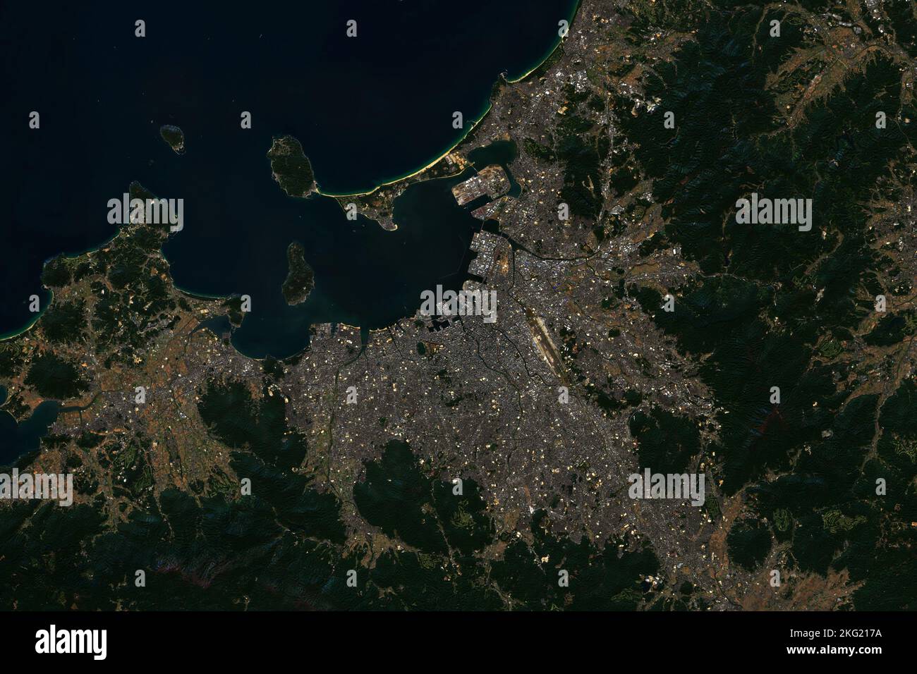 Immagine satellitare ad alta risoluzione di Fukuoka in Giappone - contiene dati Sentinel Copernicus modificati (2022) Foto Stock