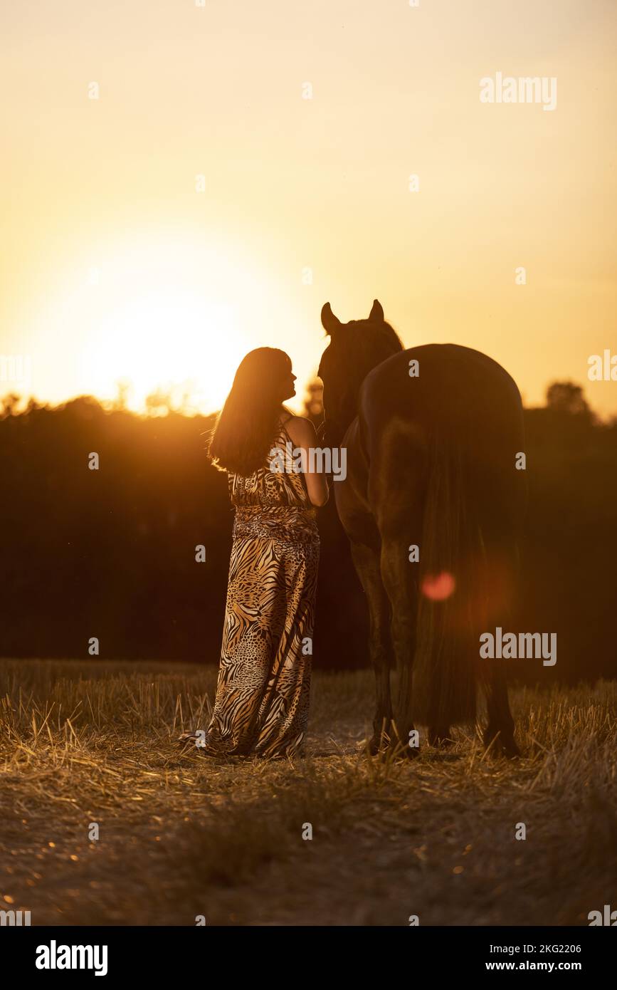 giovane donna con mare frisiano Foto Stock