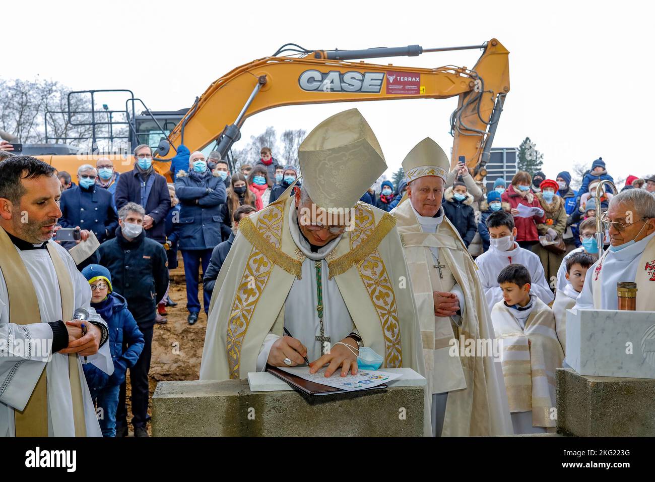 Posa e benedizione della prima pietra della chiesa cattolica di San Giuseppe le Bienveillant nella parrocchia di Montigny-Voisins le Bretonneux, Yvelines Foto Stock