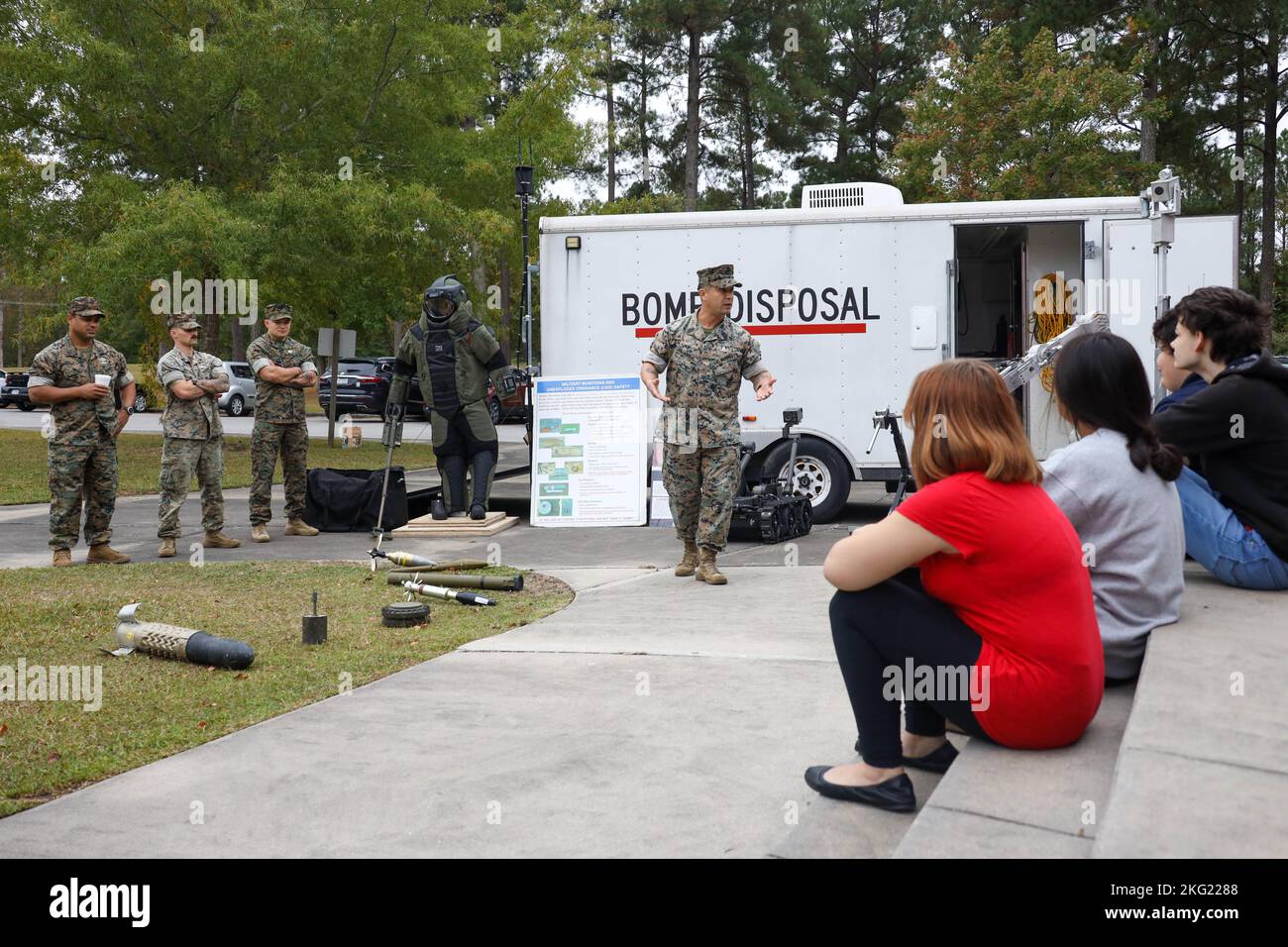 Corpo marino degli Stati Uniti Master Sgt. Carlos Villarreal, un tecnico EOD (Explosive Ordnance Disposal) con sede centrale e sede centrale Squadron (H&HS), Marine Corps Air Station (MCAS) Cherry Point, insegna agli studenti della Tucker Creek Middle School a proposito dell'EOD durante la sua giornata annuale di carriera, Havelock, North Carolina, 24 ottobre 2022. L'EOD ha partecipato alla fiera in collaborazione con H&HS, MCAS Cherry Point e Tucker Creek Middle School, un programma che fornisce agli studenti modelli di ruolo positivi e agli insegnanti risorse aggiuntive. Foto Stock