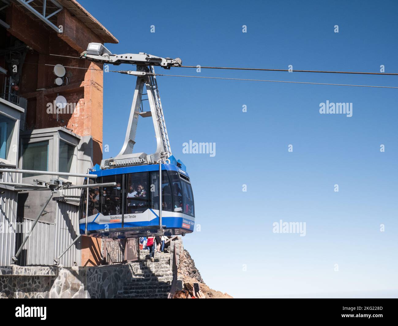 Tenerife, Spagna, novembre 3rd 2022: Passeggeri all'interno della funivia del Parco Nazionale del Teide a Tenerife Foto Stock