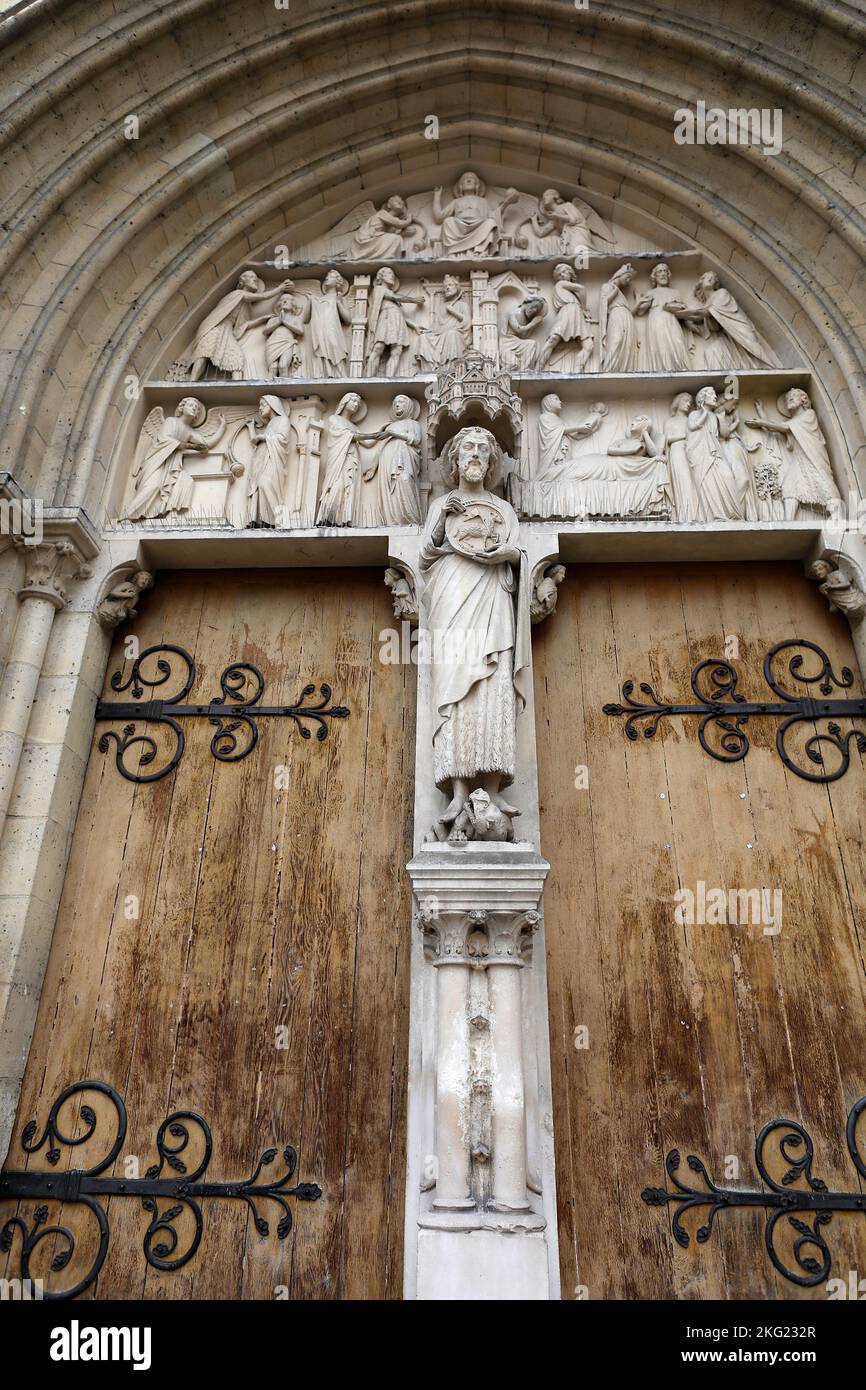 Porta d'ingresso della chiesa cattolica di San Giovanni Battista de Belleville, Parigi Foto Stock