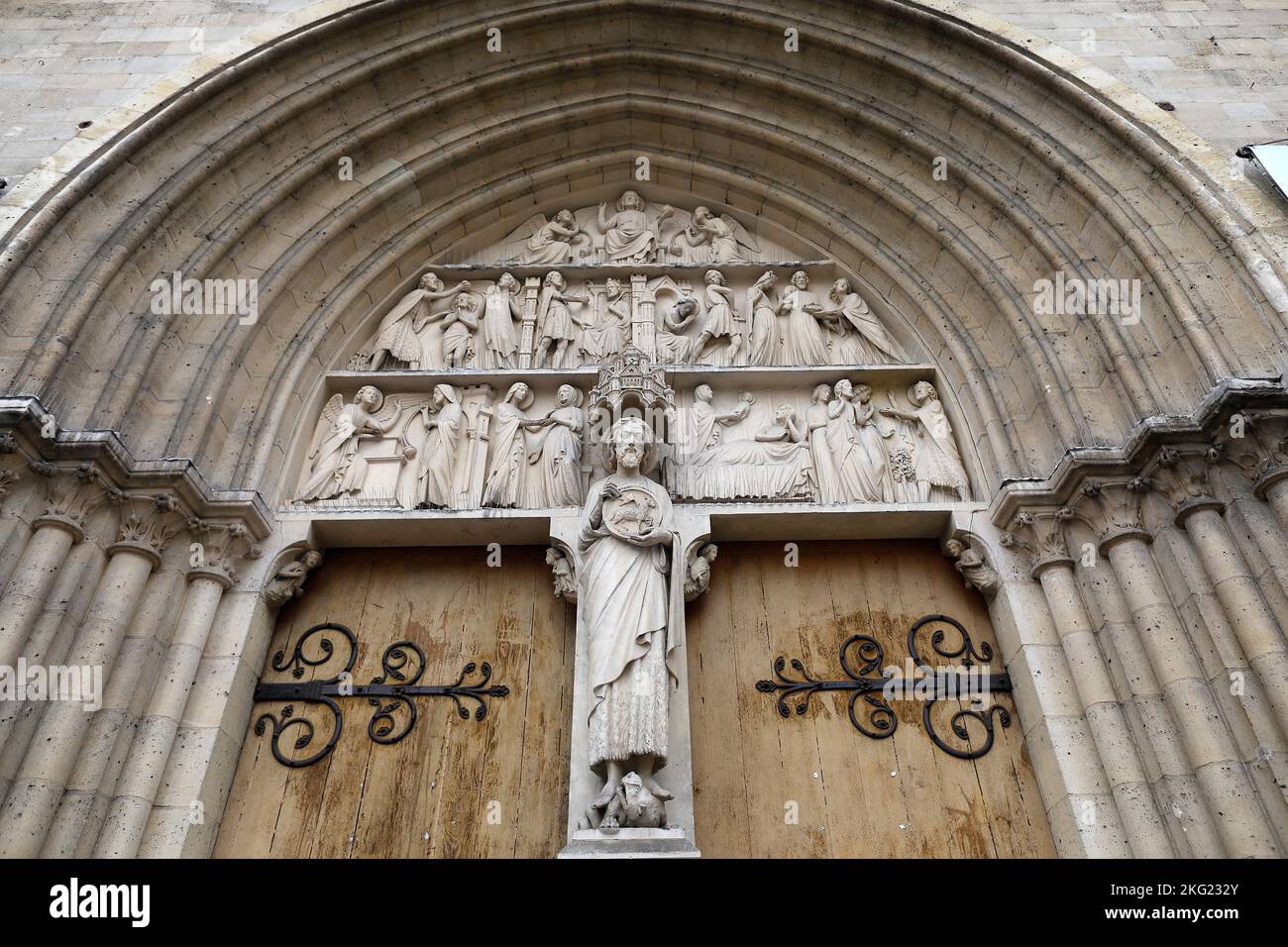 Porta d'ingresso della chiesa cattolica di San Giovanni Battista de Belleville, Parigi Foto Stock