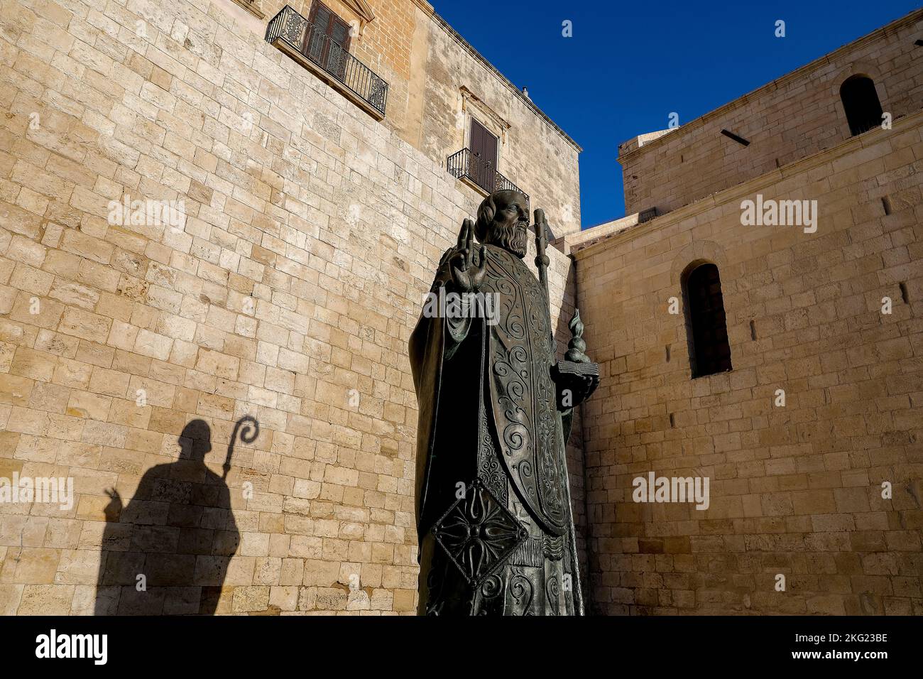 Statua di San Nicola fuori dalla basilica di Bari Foto Stock