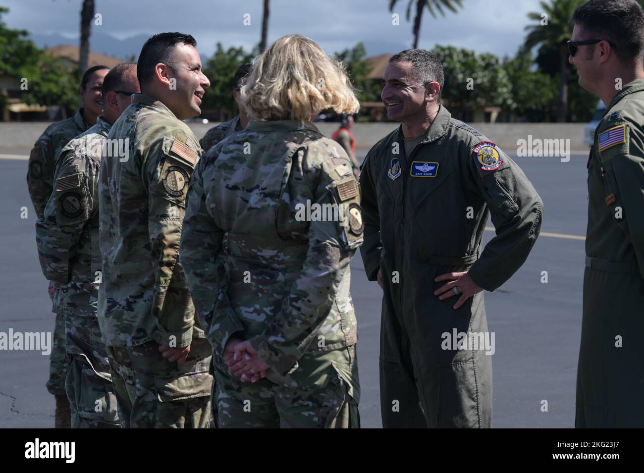 David Nahom, comandante della regione NORAD dell'Alaska, comando dell'Alaska e 11th Air Force, parla agli Airmen assegnati al volo di gestione del campo aereo di 15th Operations Support Squadron durante un tour di immersione delle 15th Wing sulla base congiunta Pearl Harbor-Hickam, Hawaii, 24 ottobre 2022. Durante l'immersione, Nahom ha condotto un sondaggio sul campo d'aviazione insieme alla direzione del campo d'aviazione, sottolineando l'importanza del supporto del campo d'aviazione per le missioni dell'aviazione statunitense Pacific Air Forces e dell'Air Mobility Command. Foto Stock