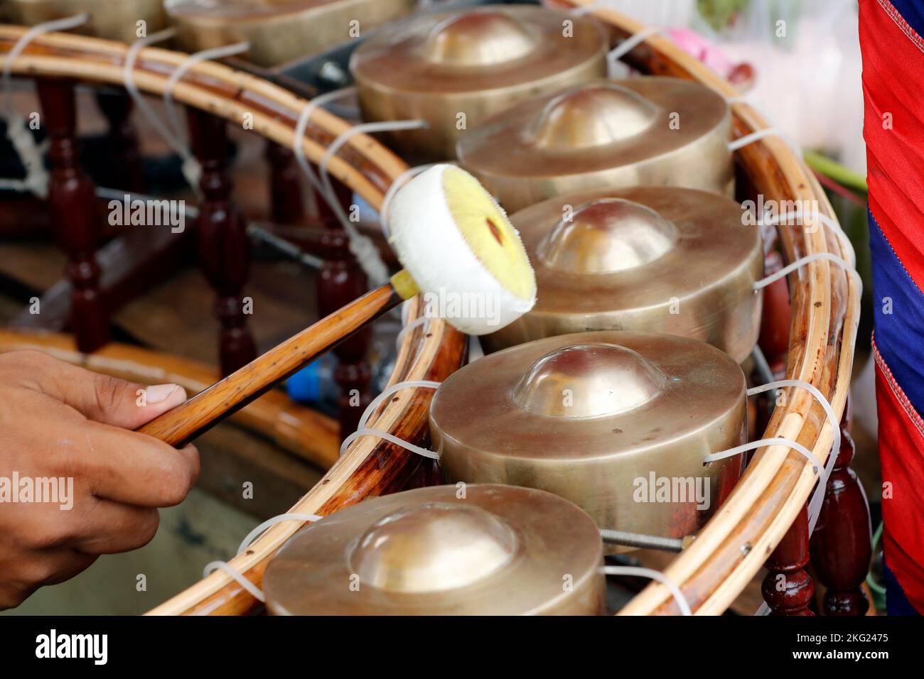 Musica Khmer tradizionale. Strumenti gamelan in una pagoda cambogiana. Phnom Penh. Cambogia. Foto Stock