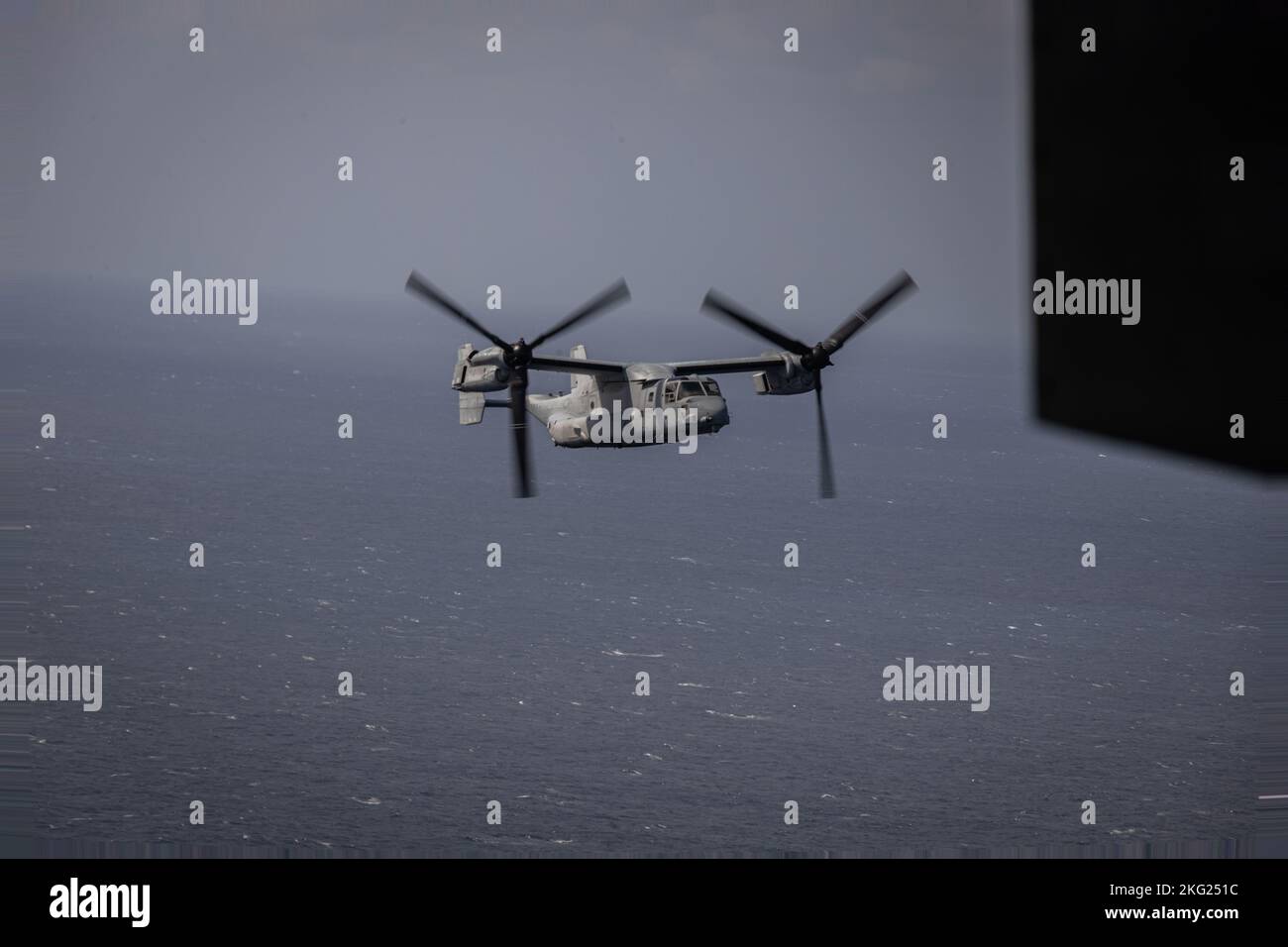 Un corpo marino degli Stati Uniti MV-22B Osprey assegnato a mezzo marino Tiltrotor Squadron 265 vola al largo della costa di Okinawa, Giappone, 24 ottobre 2022. III Marine Expeditionary Force ha ospitato un seminario di media per i rappresentanti dei media di Okinawan per fornire una migliore comprensione di ciò che il III MEF fa al fine di migliorare le relazioni con la loro nazione ospitante. I rappresentanti dei media hanno avuto l'opportunità di volare su aerei militari, osservare le gamme di fuoco dal vivo e visitare il Jungle Warfare Training Center. Foto Stock