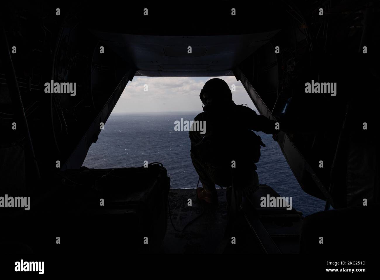 U.S. Marine Corps CPL. Ryan Caffery, un capo dell'equipaggio con Marine Medium Tiltrotor Squadron 265, scansiona l'orizzonte prima di atterrare all'isola di Shima, Okinawa, Giappone, 24 ottobre 2022. III Marine Expeditionary Force ha ospitato un seminario di media per i rappresentanti dei media di Okinawan per fornire una migliore comprensione di ciò che il III MEF fa al fine di migliorare le relazioni con la loro nazione ospitante. I rappresentanti dei media hanno avuto l'opportunità di volare su aerei militari, osservare le gamme di fuoco dal vivo e visitare il Jungle Warfare Training Center. Foto Stock