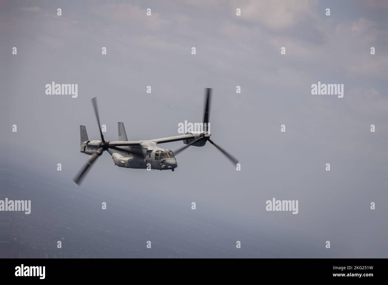 Un corpo marino degli Stati Uniti MV-22B Osprey assegnato a mezzo marino Tiltrotor Squadron 265 vola al largo della costa di Okinawa, Giappone, 24 ottobre 2022. III Marine Expeditionary Force ha ospitato un seminario di media per i rappresentanti dei media di Okinawan per fornire una migliore comprensione di ciò che il III MEF fa al fine di migliorare le relazioni con la loro nazione ospitante. I rappresentanti dei media hanno avuto l'opportunità di volare su aerei militari, osservare le gamme di fuoco dal vivo e visitare il Jungle Warfare Training Center. Foto Stock