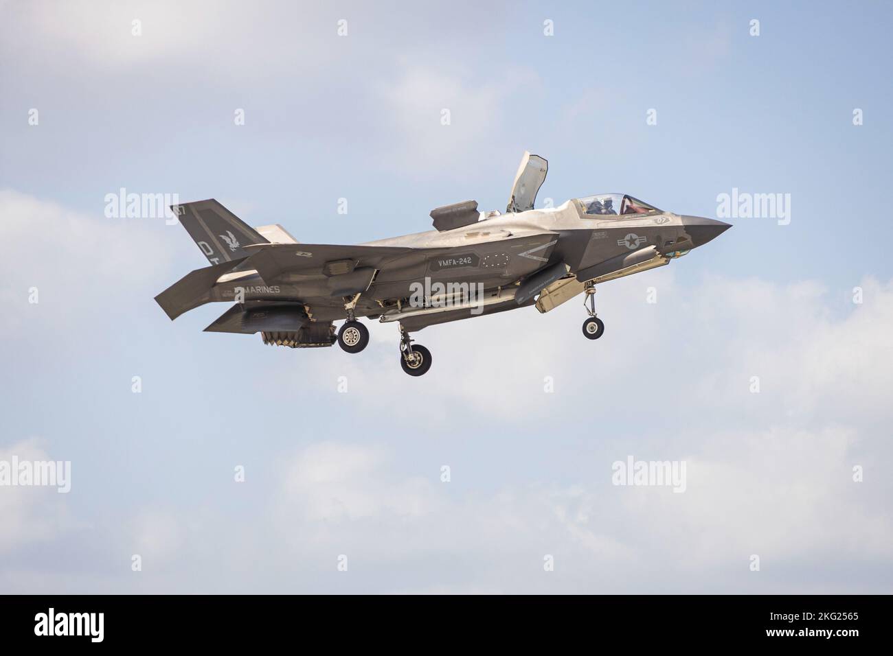 Un aereo del corpo marino degli Stati Uniti F-35B Lightning II assegnato a Marine Fighter Attack Squadron 242 decolve ad esempio a Shima Okinawa, Giappone, 24 ottobre 2022. III Marine Expeditionary Force ha ospitato un seminario di media per i rappresentanti dei media di Okinawan per fornire una migliore comprensione di ciò che il III MEF fa al fine di migliorare le relazioni con la loro nazione ospitante. I rappresentanti dei media hanno avuto l'opportunità di volare su aerei militari, osservare le gamme di fuoco dal vivo e visitare il Jungle Warfare Training Center. Foto Stock