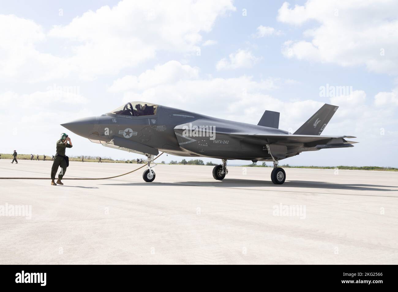 Un aereo US Marine Corps F-35B Lightning II assegnato a Marine Fighter Attack Squadron 242 viene rifornito presso i pozzi di rifornimento a vale a dire Shima Okinawa, Giappone, 24 ottobre 2022. III Marine Expeditionary Force ha ospitato un seminario di media per i rappresentanti dei media di Okinawan per fornire una migliore comprensione di ciò che il III MEF fa al fine di migliorare le relazioni con la loro nazione ospitante. I rappresentanti dei media hanno avuto l'opportunità di volare su aerei militari, osservare le gamme di fuoco dal vivo e visitare il Jungle Warfare Training Center. Foto Stock