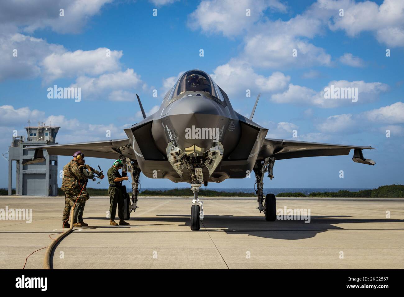 Un aereo US Marine Corps F-35B Lightning II assegnato a Marine Fighter Attack Squadron 242 viene rifornito presso i pozzi di rifornimento a vale a dire Shima Okinawa, Giappone, 24 ottobre 2022. III Marine Expeditionary Force ha ospitato un seminario di media per i rappresentanti dei media di Okinawan per fornire una migliore comprensione di ciò che il III MEF fa al fine di migliorare le relazioni con la loro nazione ospitante. I rappresentanti dei media hanno avuto l'opportunità di volare su aerei militari, osservare le gamme di fuoco dal vivo e visitare il Jungle Warfare Training Center. Foto Stock