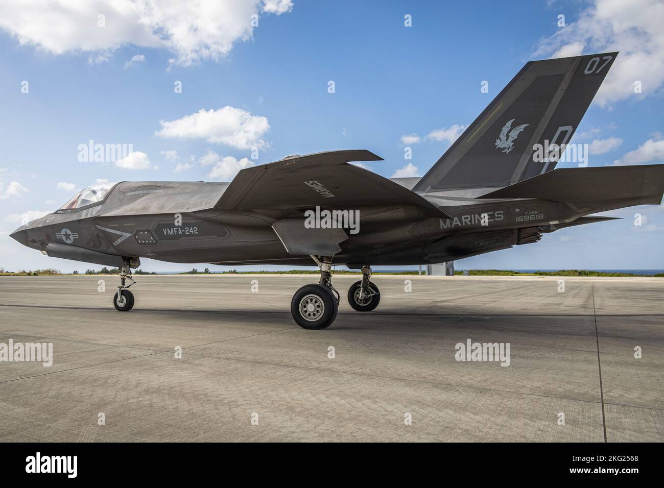 Un aereo del corpo marino degli Stati Uniti F-35B Lightning II assegnato a Marine Fighter Attack Squadron 242 taxi dai pozzi di carburante a vale a dire Shima Okinawa, Giappone, 24 ottobre 2022. III Marine Expeditionary Force ha ospitato un seminario di media per i rappresentanti dei media di Okinawan per fornire una migliore comprensione di ciò che il III MEF fa al fine di migliorare le relazioni con la loro nazione ospitante. I rappresentanti dei media hanno avuto l'opportunità di volare su aerei militari, osservare le gamme di fuoco dal vivo e visitare il Jungle Warfare Training Center. Foto Stock