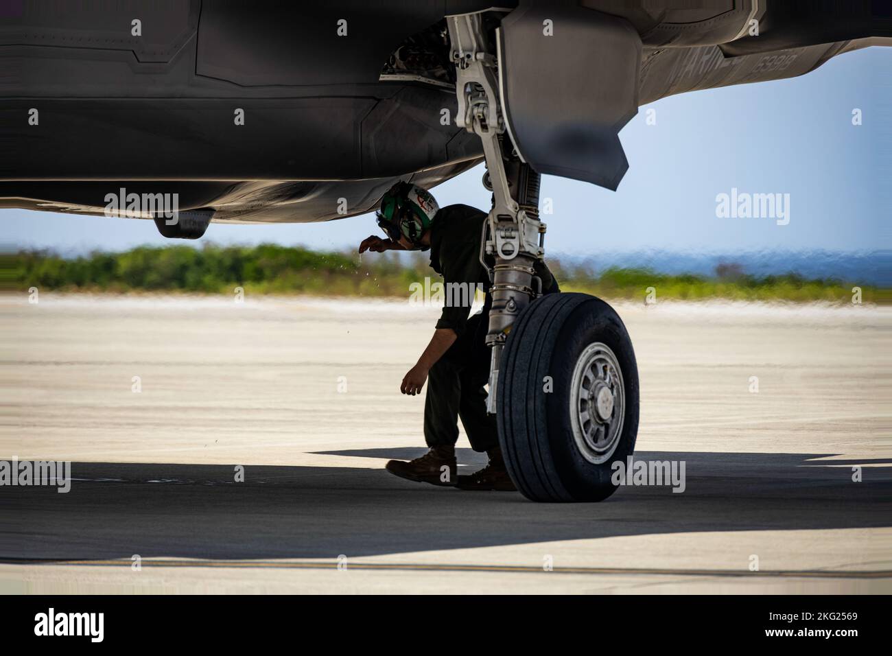 Un Marine degli Stati Uniti fa un controllo di preflight su un aereo F-35B Lightning II assegnato a Marine Fighter Attack Squadron 242 a vale a dire Shima Okinawa, Giappone, 24 ottobre 2022. III Marine Expeditionary Force ha ospitato un seminario di media per i rappresentanti dei media di Okinawan per fornire una migliore comprensione di ciò che il III MEF fa al fine di migliorare le relazioni con la loro nazione ospitante. I rappresentanti dei media hanno avuto l'opportunità di volare su aerei militari, osservare le gamme di fuoco dal vivo e visitare il Jungle Warfare Training Center. Foto Stock
