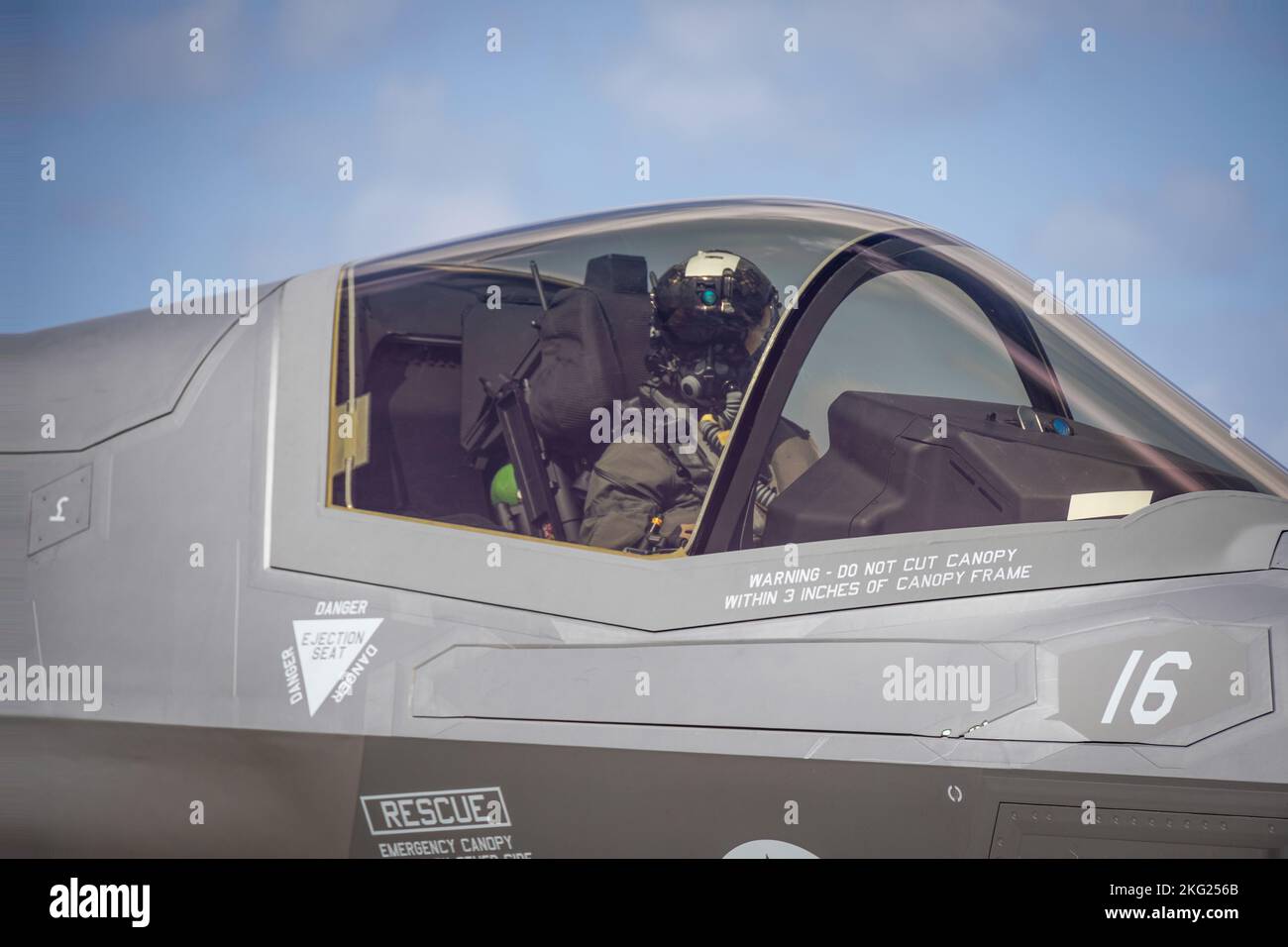 Un aereo US Marine Corps F-35B Lightning II assegnato a Marine Fighter Attack Squadron 242 viene rifornito presso i pozzi di rifornimento a vale a dire Shima Okinawa, Giappone, 24 ottobre 2022. III Marine Expeditionary Force ha ospitato un seminario di media per i rappresentanti dei media di Okinawan per fornire una migliore comprensione di ciò che il III MEF fa al fine di migliorare le relazioni con la loro nazione ospitante. I rappresentanti dei media hanno avuto l'opportunità di volare su aerei militari, osservare le gamme di fuoco dal vivo e visitare il Jungle Warfare Training Center. Foto Stock