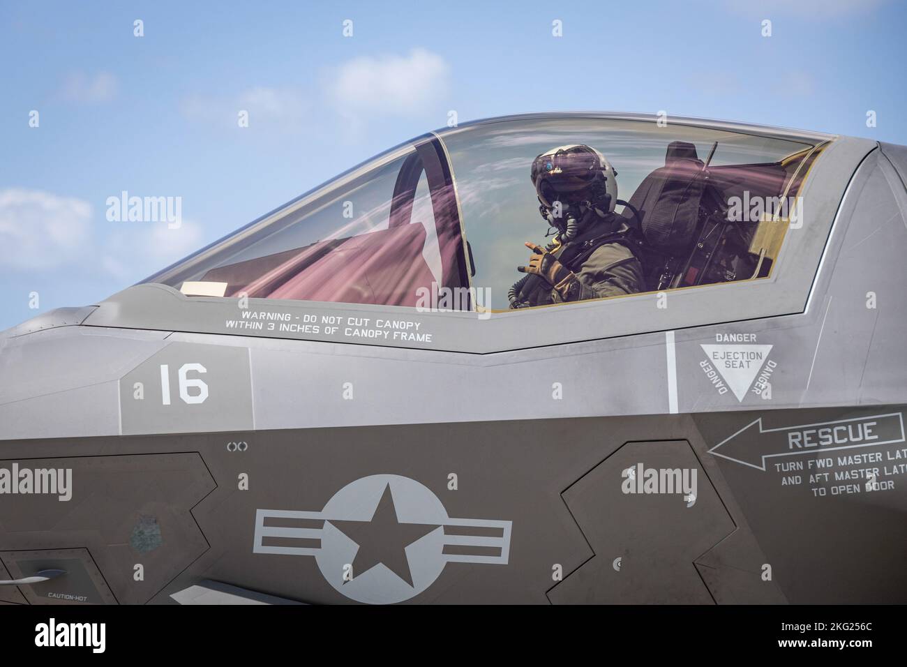 Un aereo del corpo marino degli Stati Uniti F-35B Lightning II assegnato a Marine Fighter Attack Squadron 242 taxi dai pozzi di carburante a vale a dire Shima Okinawa, Giappone, 24 ottobre 2022. III Marine Expeditionary Force ha ospitato un seminario di media per i rappresentanti dei media di Okinawan per fornire una migliore comprensione di ciò che il III MEF fa al fine di migliorare le relazioni con la loro nazione ospitante. I rappresentanti dei media hanno avuto l'opportunità di volare su aerei militari, osservare le gamme di fuoco dal vivo e visitare il Jungle Warfare Training Center. Foto Stock