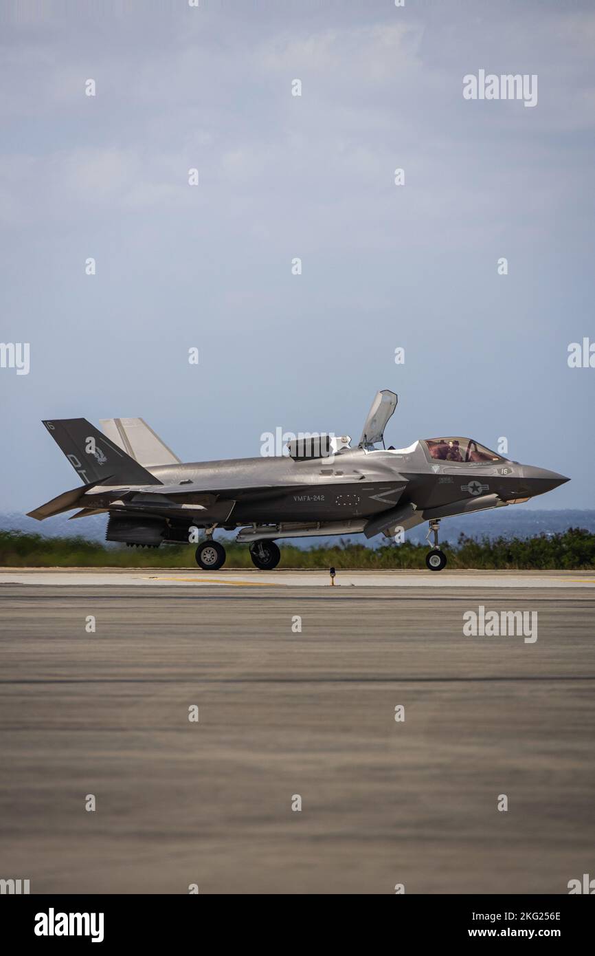 Un aereo del corpo marino degli Stati Uniti F-35B Lightning II assegnato a Marine Fighter Attack Squadron 242 atterra ad esempio a Shima Okinawa, Giappone, 24 ottobre 2022. III Marine Expeditionary Force ha ospitato un seminario di media per i rappresentanti dei media di Okinawan per fornire una migliore comprensione di ciò che il III MEF fa al fine di migliorare le relazioni con la loro nazione ospitante. I rappresentanti dei media hanno avuto l'opportunità di volare su aerei militari, osservare le gamme di fuoco dal vivo e visitare il Jungle Warfare Training Center. Foto Stock