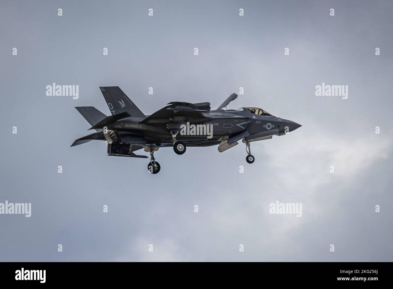 Un aereo del corpo marino degli Stati Uniti F-35B Lightning II assegnato a Marine Fighter Attack Squadron 242 decolve ad esempio a Shima Okinawa, Giappone, 24 ottobre 2022. III Marine Expeditionary Force ha ospitato un seminario di media per i rappresentanti dei media di Okinawan per fornire una migliore comprensione di ciò che il III MEF fa al fine di migliorare le relazioni con la loro nazione ospitante. I rappresentanti dei media hanno avuto l'opportunità di volare su aerei militari, osservare le gamme di fuoco dal vivo e visitare il Jungle Warfare Training Center. Foto Stock