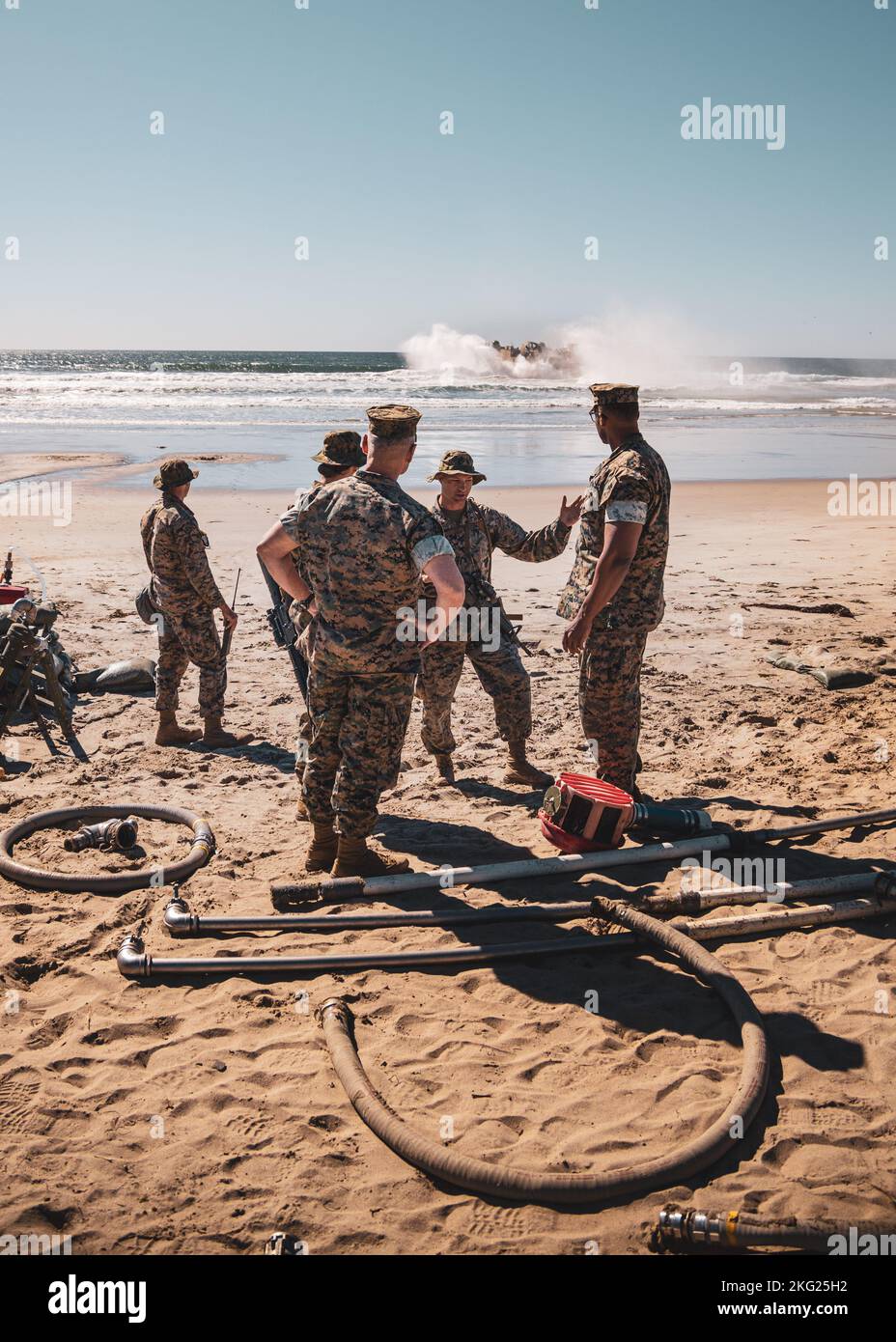 Phillip Frietze, comandante generale, 1st Marine Logistics Group, i Marine Expeditionary Force, osserva le operazioni di atterraggio Craft Air Cushion (LCAC) durante un 7th Engineer Support Battalion Field Exercise su Camp Pendleton, California, 24 ottobre 2022. Il FEX ha rafforzato le capacità di spiegamento e la preparazione delle unità dei Marines attraverso operazioni distribuite e formazione specifica di specializzazioni militari sul lavoro. Foto Stock